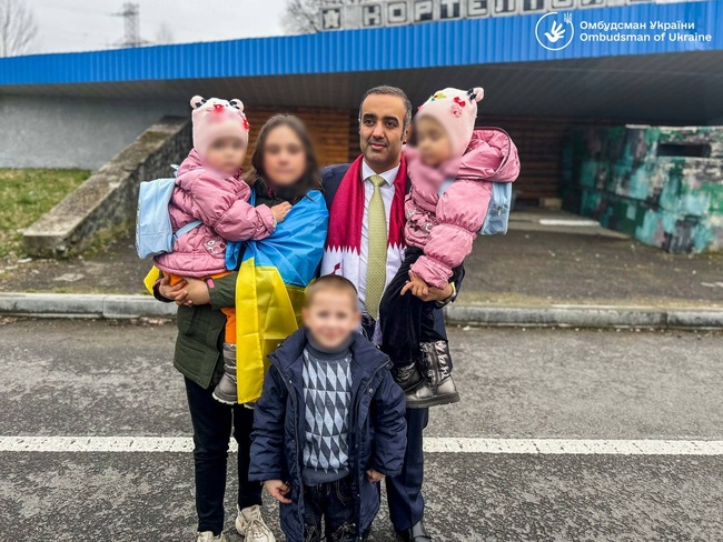 Троє дітей з Херсонщини, яких викрала росія, повернулись до України. Фото: Омбудсман Дмитро Лубінець