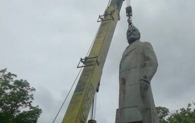 В Одессе снесли самый большой памятник Ленину