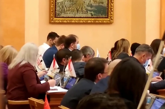 Через відео ІзбірКома одеську депутатку попросили більше не кнопкодавити