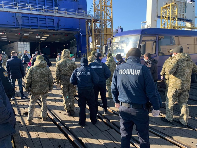 Украинцев с прибывшего в Черноморск парома отправили в обсервацию