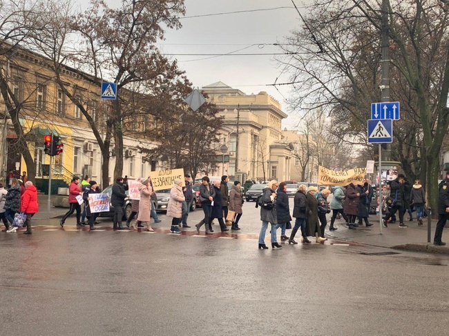 Сотрудники клиник Одесского медуниверситета перекрыли улицу в центре города и требуют зарплату