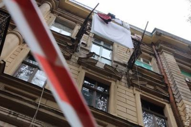 Балконы в центре Одессы обследуют из-за трагедии
