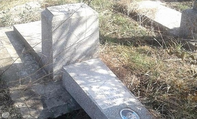 На старом еврейском кладбище в Рени вандалы разрушают надгробные памятники
