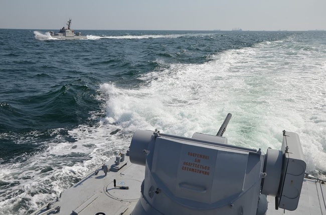 Российский корабль протаранил украинский буксир, который двигался из Одессы в Мариуполь (обновляется)