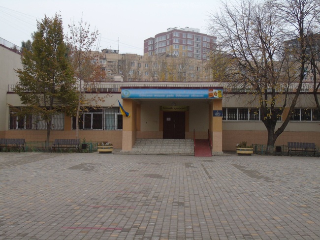 Справу підозрюваного у привласненні коштів на ремонт Одеської школи скерували до суду