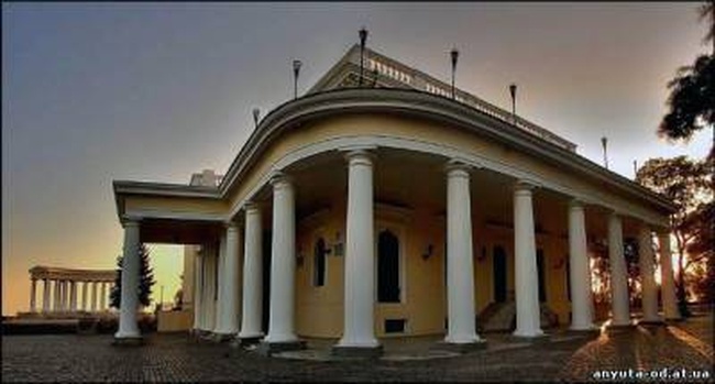 Труханов предлагает заключать быстрые браки в мэрии и Воронцовском дворце