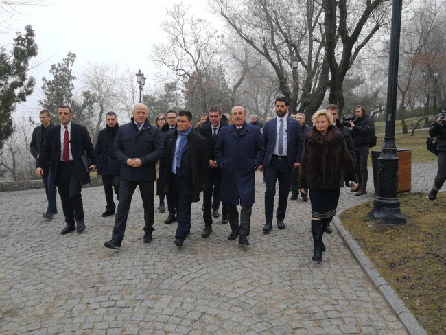 Министр иностранных дел Турции прогулялся в Одессе по Стамбульскому парку