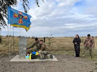 Миколаївському пілоту встановили меморіал на Хмельниччині