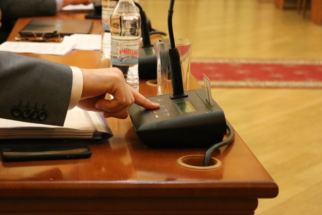 Кнопкодавство на сессии Одесского городского совета: как депутаты голосуют за соседей по "дружбе"