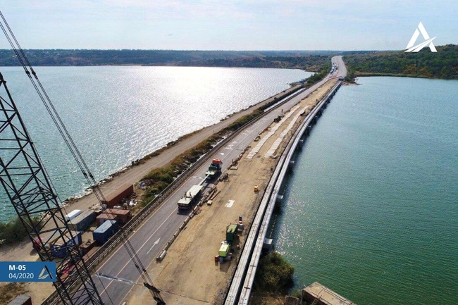«Укравтодор» возобновил ремонт моста, к которому так и не доехал бывший премьер-министр