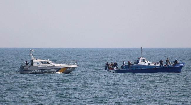 Пограничники задержали три рыбацкие шхуны, плывшие в Одессу