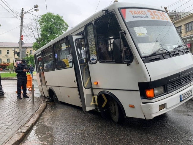 Яма та таран: одразу три маршрутні автобуси потрапили в ДТП в Одесі
