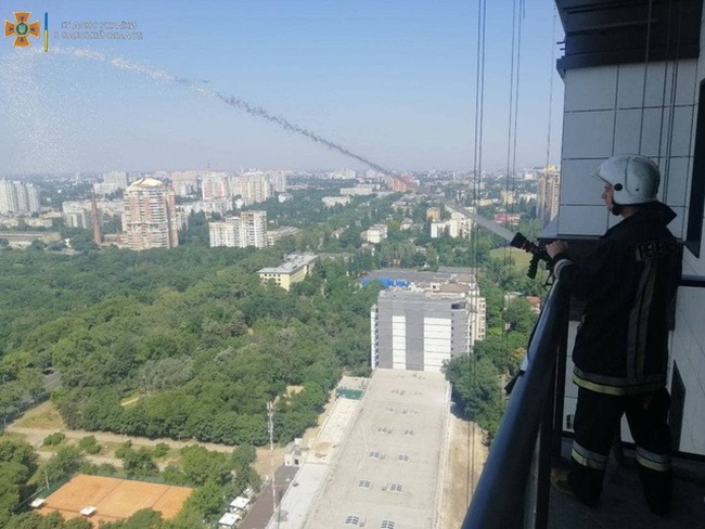 У найвищій будівлі Одеси тренувалися гасити пожежу