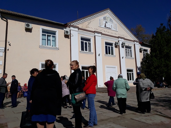 В Тузловской громаде жителей не пустили на сход села, заперев дом культуры