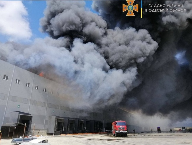 На складах у селі поблизу Одеси спалахнула сильна пожежа
