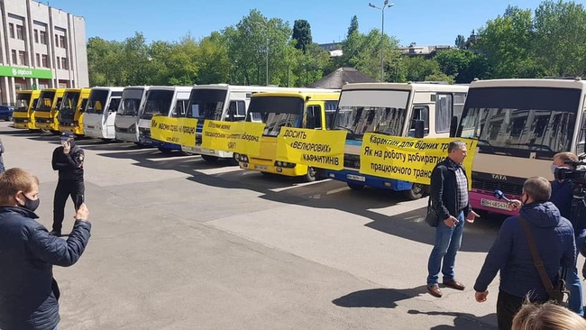 Перевозчики пригнали более десятка автобусов к Одесской ОГА для акции протеста