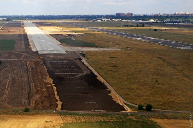 Укладка новой взлетно-посадочной полосы одесского аэропорта завершена