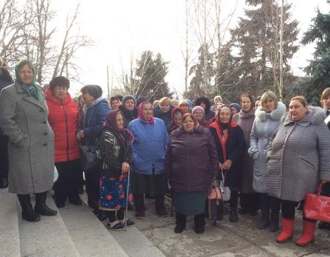 Жители Ивановского района грозят перекрыть трассу Одесса-Киев в случае закрытия отделения банка