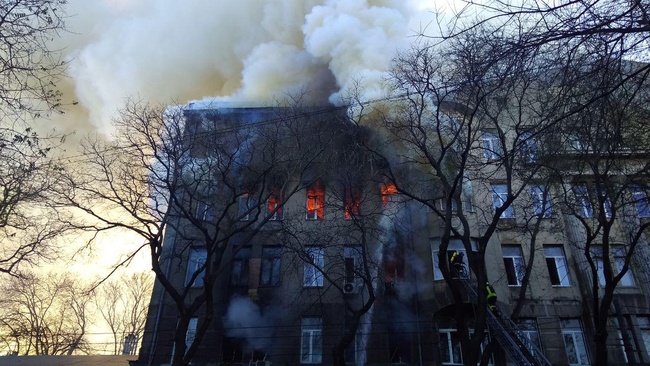 Количество пострадавших выросло до 21 человека: пожар в Одесском колледже локализовали, но еще тушат
