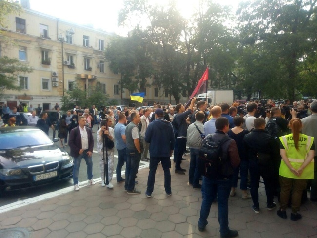 Общественники пикетировали здание главного управления Нацполиции в Одесской области из-за покушения на активиста
