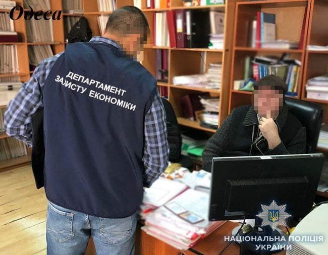 Начальник отдела одесского БТИ подозревается в получении тысячи долларов взятки