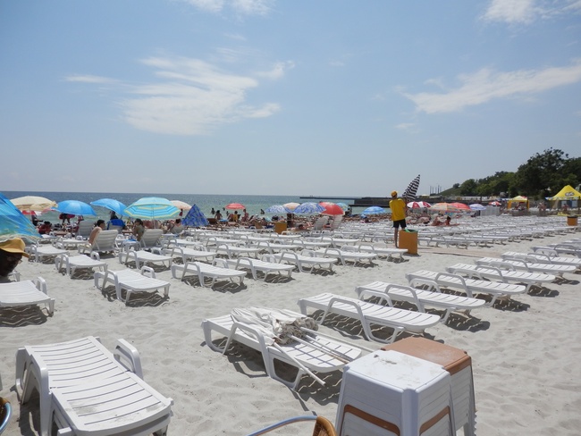 В Одесской мэрии заявили о готовности пляжных правил: арендаторов заставят заключать новые договоры, а зонты и шезлонги согласовывать с исполкомом