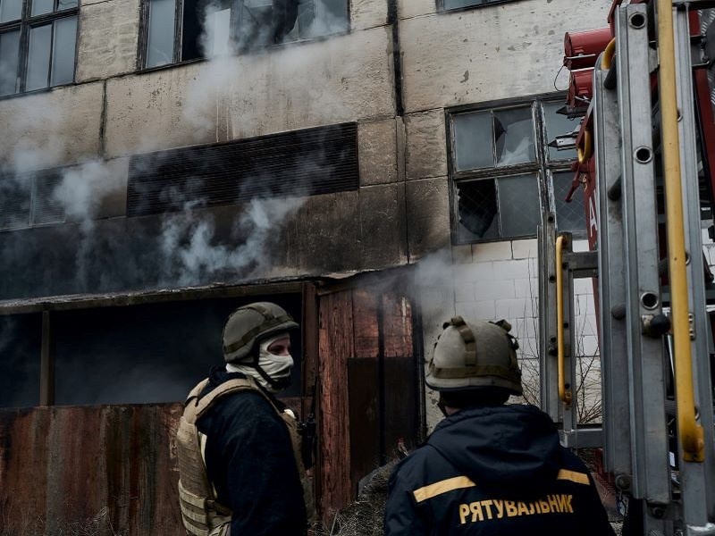 Окупанти обстріляли житлові будинки в Чорнобаївці та ліцей в Херсоні