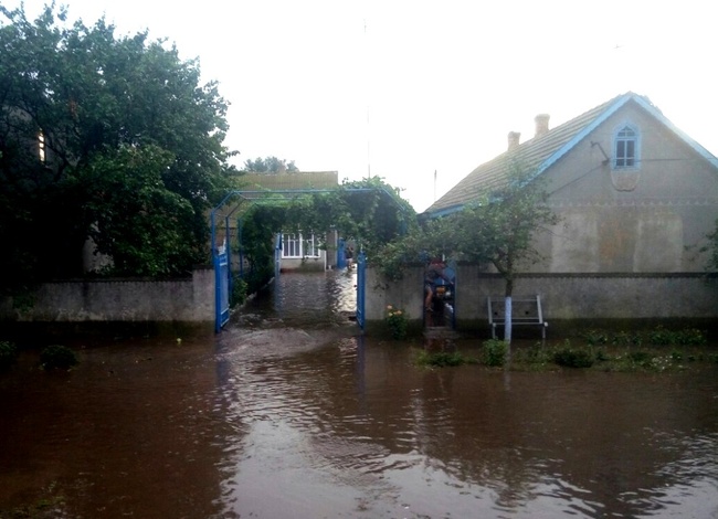 Спасатели все еще откачивают воду со дворов в Одесской области