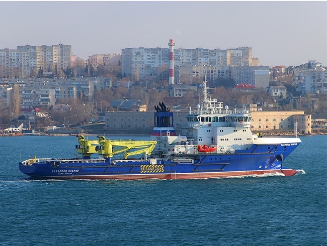 Біля Зміїного загорівся російський корабель, його буксують в Севастополь - ОВА
