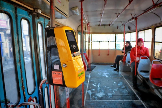 В одеських трамваях з'явилися термінали для безготівкової оплати проїзду