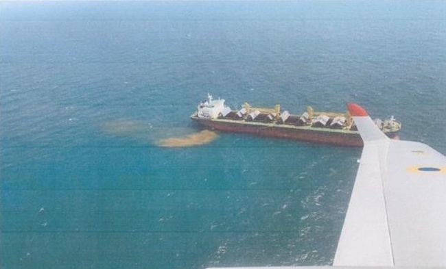 Вантажне судно стало причиною забруднення Чорного моря під Одесою