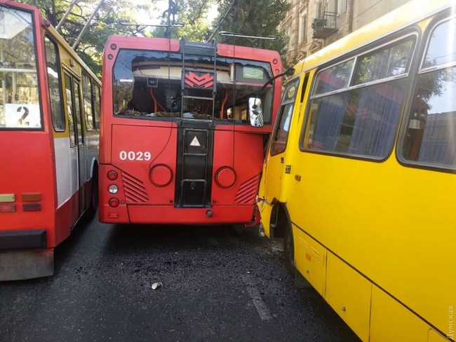 В Одессе семь человек оказались в больнице из-за столкновения троллейбуса с маршруткой