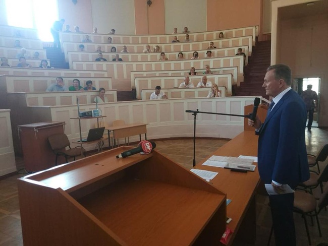 Сторонники уволенного ректора Одесского медуниверсита собрались в «заминированном» здании вуза