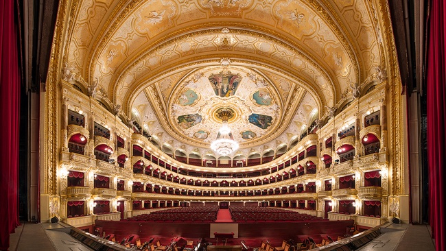 Одесский оперный театр купит голографический экран