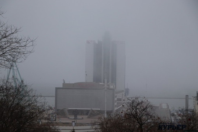 Сильный туман создал проблемы в порту и аэропорту Одессы