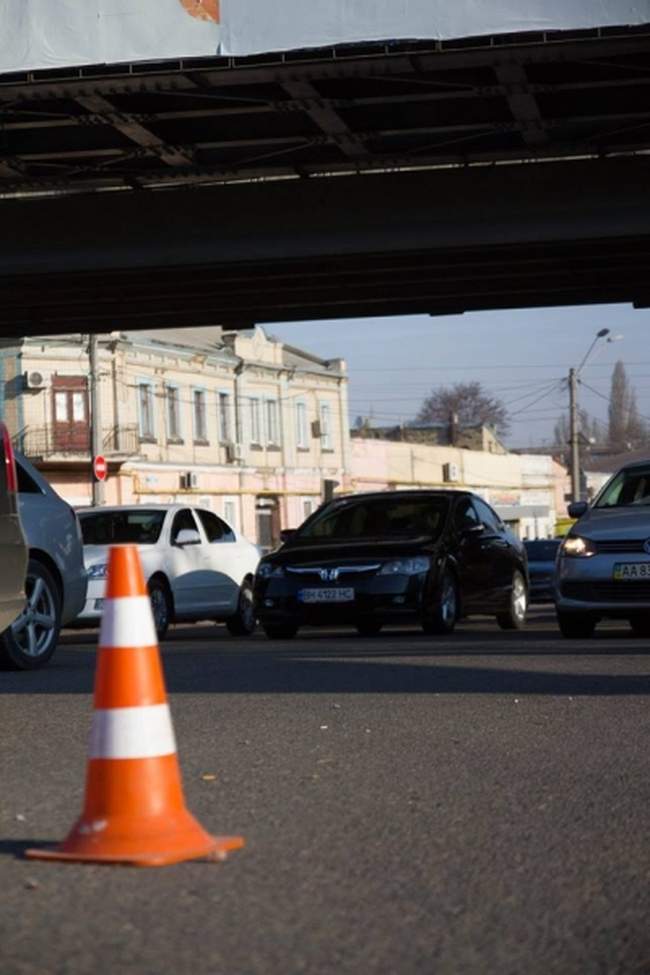 В мэрии обещают открыть прежнюю схему движения под Пересыпским мостом уже в пятницу