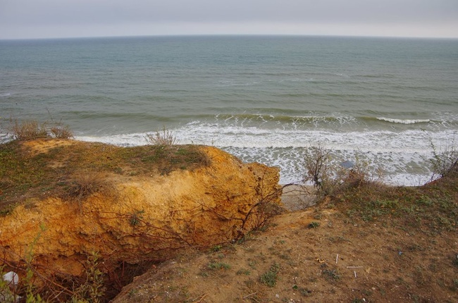 Одесситы обнаружили новые трещины на склоне у пляжа «Золотой берег»
