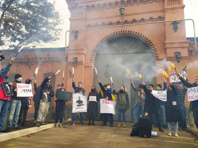 Активісти привітали Сергія Стерненка з Днем народження під стінами Одеського СІЗО