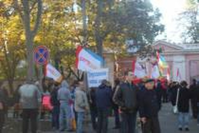Под зданием Одесского окружного административного суда собрались митинги за и против Труханова
