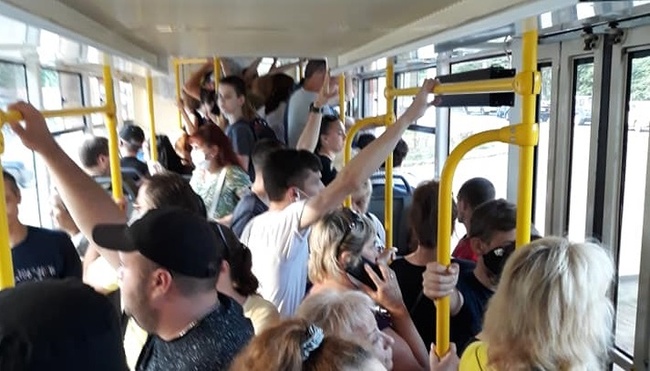 Одеський міський транспорт переповнений незважаючи на нові обмеження