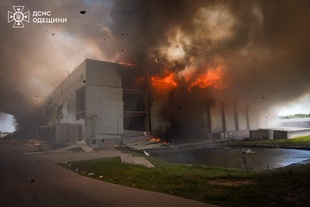 Ворог бив ракетами по Одещині: рятувальники показали пожежу, є жертва
