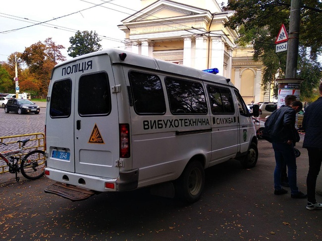 В Одесі зафіксовано черги студентів біля виборчої дільниці. Голосування тимчасово призупинялося через повідомлення про замінування