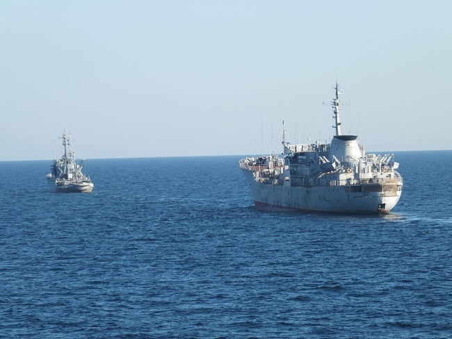 Два корабля отправились из Одессы в Бердянск для обустройства там военной базы