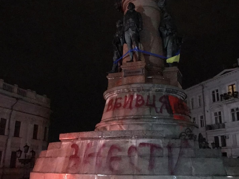 В Одесі продовжують розмальовувати пам'ятник Катерині ІІ