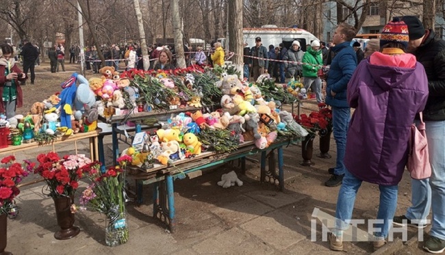 Квіти та іграшки, які принесли одесити на місце трагедії 2 березня. Фото: Інтент/Володимир Шкаєв