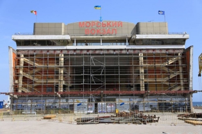 Строительство кинетического фасада на здании Одесского морвокзала может затянуться еще на полгода