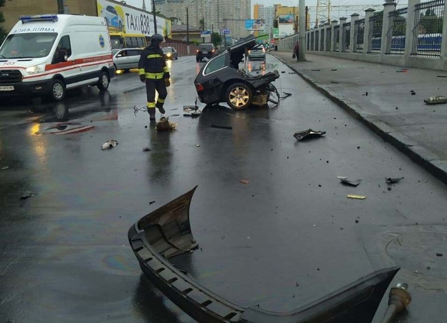 Дві аварії в Одесі: одна автівка перекинулась, а іншу розірвало - загинули люди