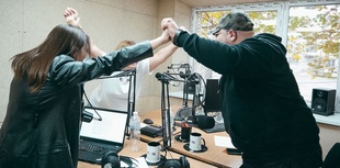 Голос вільної Херсонщини: як працює єдина локальна радіостанція "X.ON"