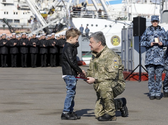 Президент в Одесской области заочно наградил пленных моряков и  ознакомился с новыми ракетами