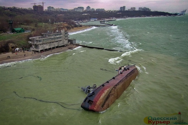 Пляж "Дельфин" закрыт: из-за танкера Delfi море небезопасно